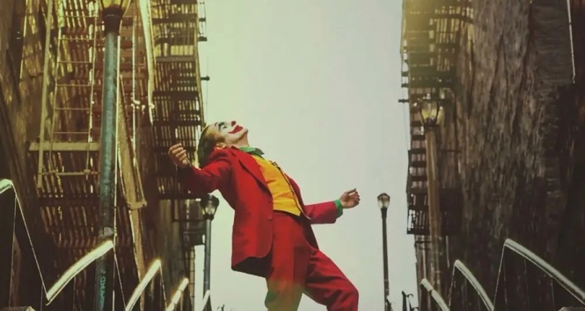 《小丑》续集中亚瑟·弗莱克被雨淋湿的新形象发布