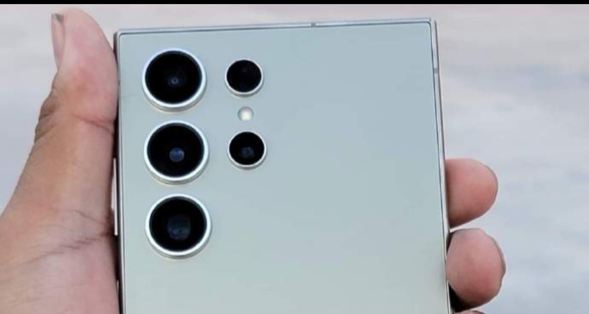 三星 Galaxy S24 Ultra 真机曝光：类直屏设计