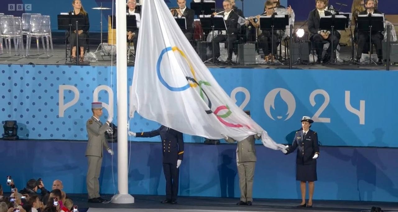 巴黎奥运会奥林匹克会旗挂反了！