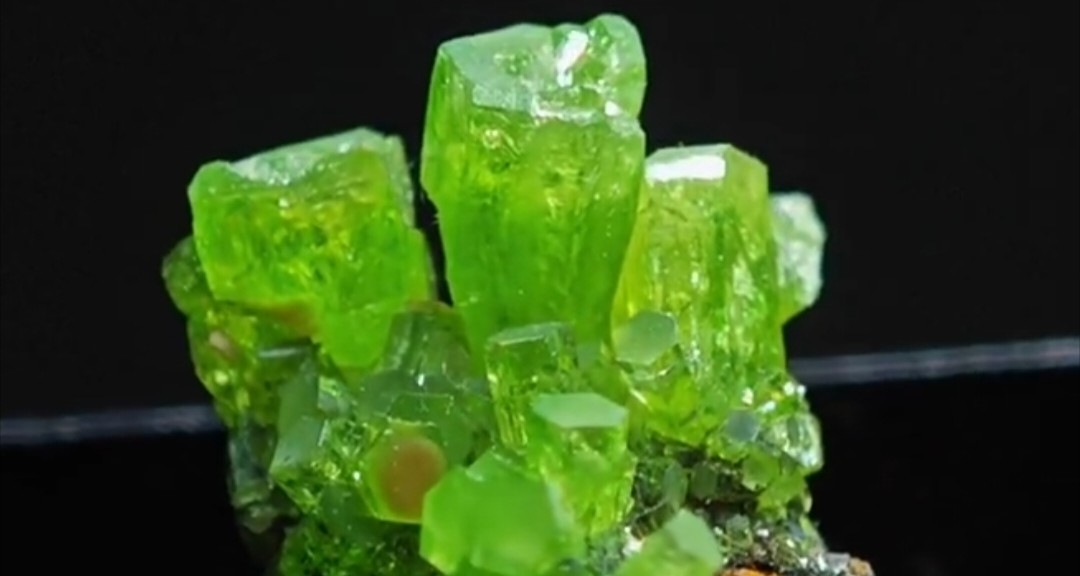 嫩綠不止形容芽孢_礦物筆記