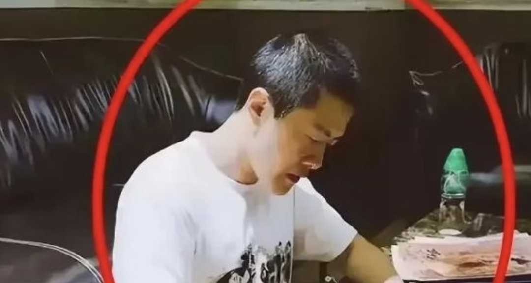 哪吒之魔童鬧海導演餃子：在家啃老母親退休金，他居然也能成功？