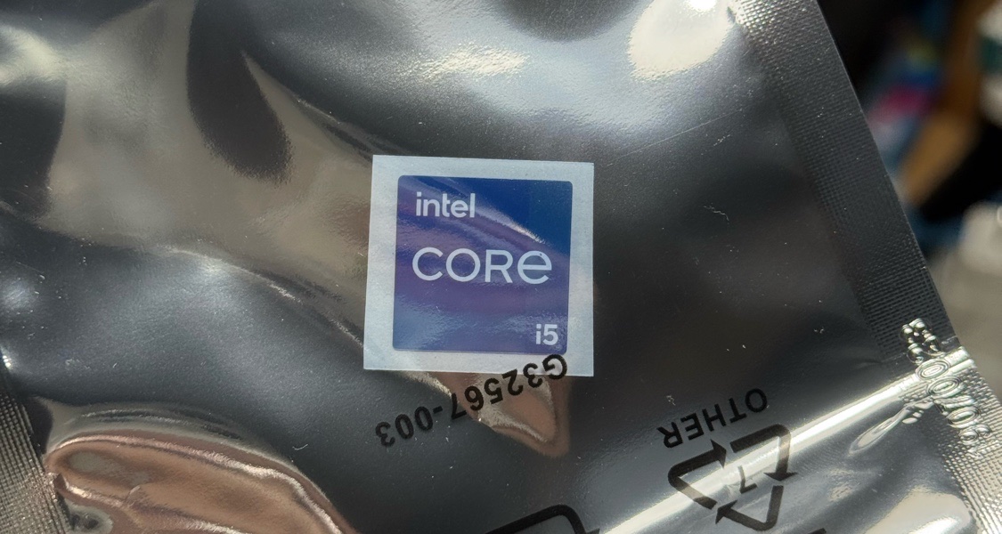 誰能拒絕一張官方正品的intel i5貼紙呢[cube_喜歡]