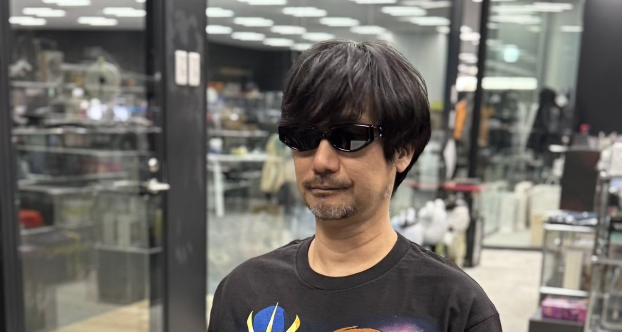 小岛秀夫拿《宇宙机器人》PS手柄试玩《死亡搁浅2》 很开心