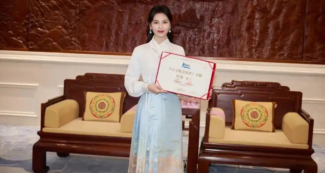 刘涛为妈祖献上寿桃 担任妈祖文化全球推广大使