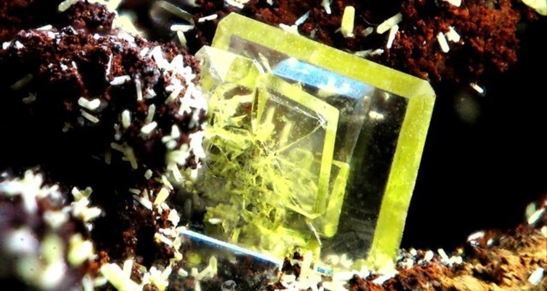 大自然是個光刻機？_脆弱又精緻的鉬鉛礦。
