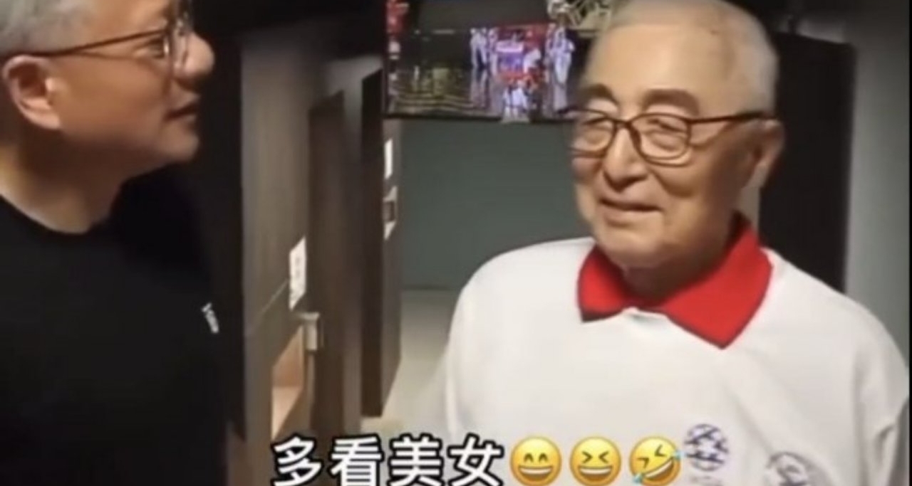 黃仁勳問104歲羽毛球選手林友茂長壽祕訣 回應：多看美女