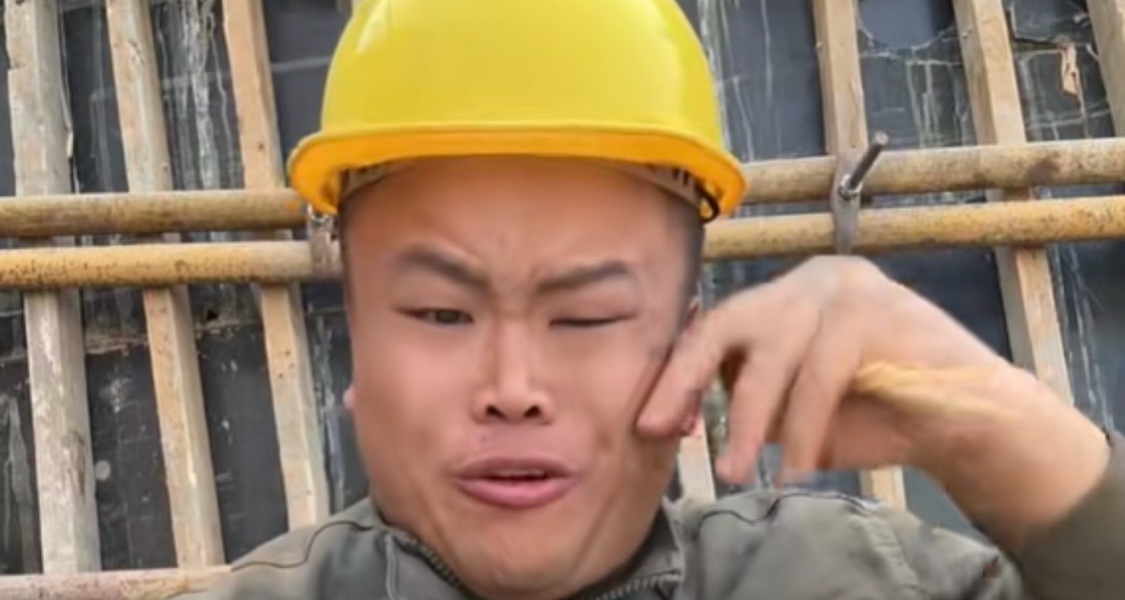 工地大哥白天喫播，晚上打PK！我真看饞了……