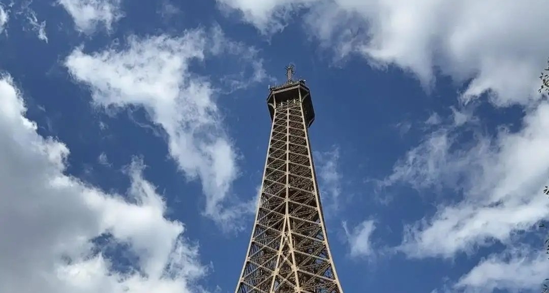 法国埃菲尔铁塔热到变形 每日偏移20厘米 夜间自动恢复