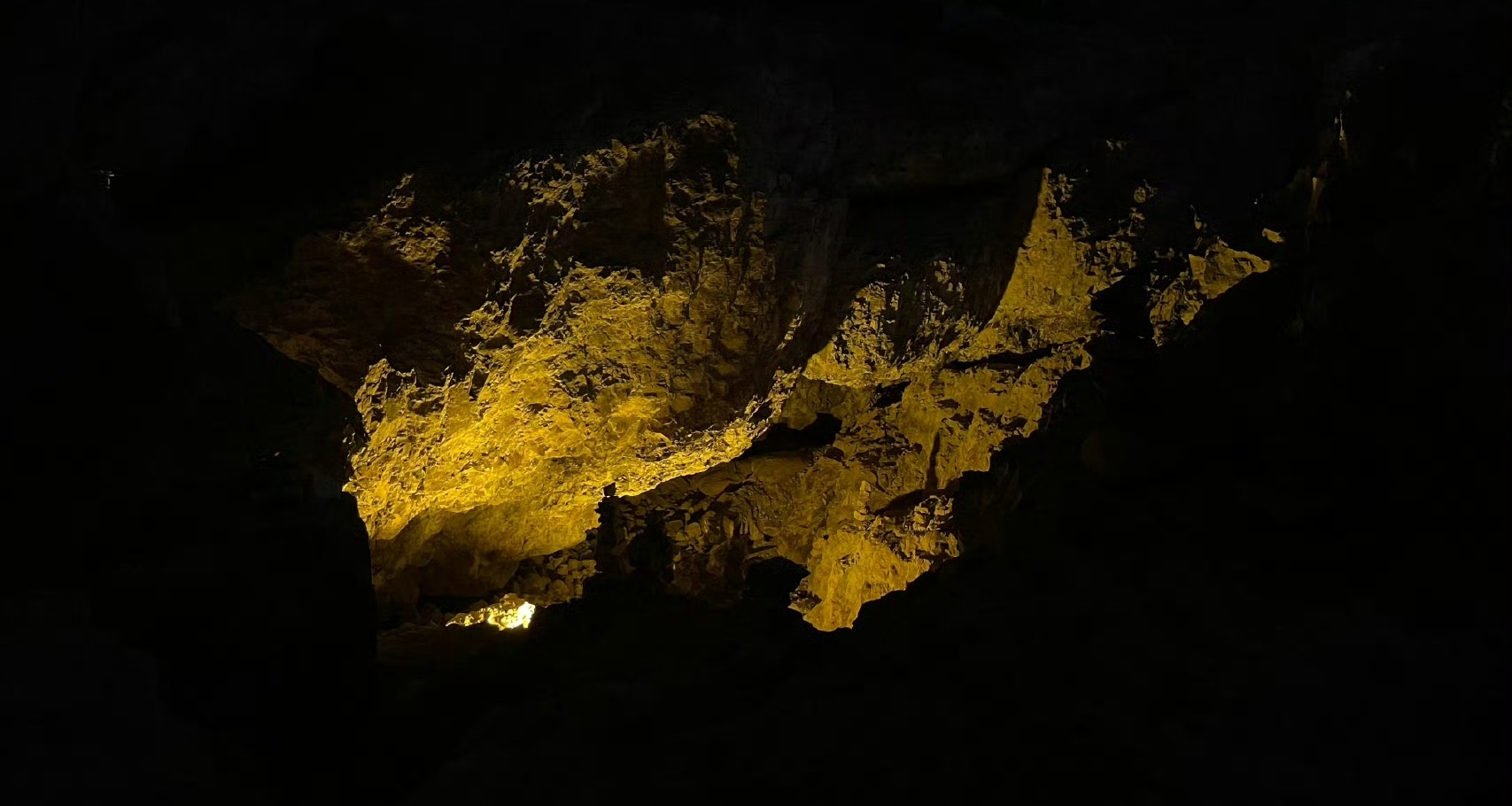 杨奇微博分享山洞照片， 疑似为《黑神话：悟空》DLC取景