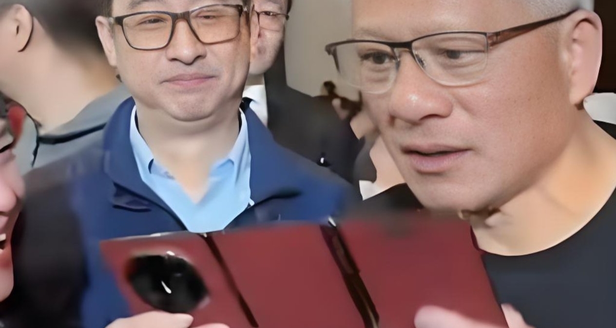黃仁勳展示自用手機！4萬億美元科技巨頭的“純粹選擇”
