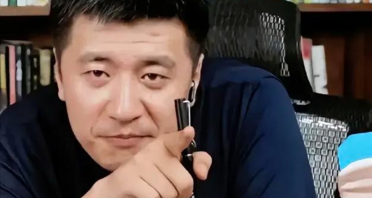 环保出行？亿万总裁张雪峰被偶遇骑电动车上下班