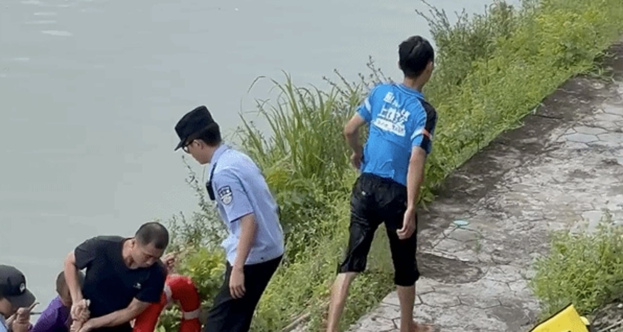 50岁外卖员跳桥救人后有餐没送默默离开，平台已奖励