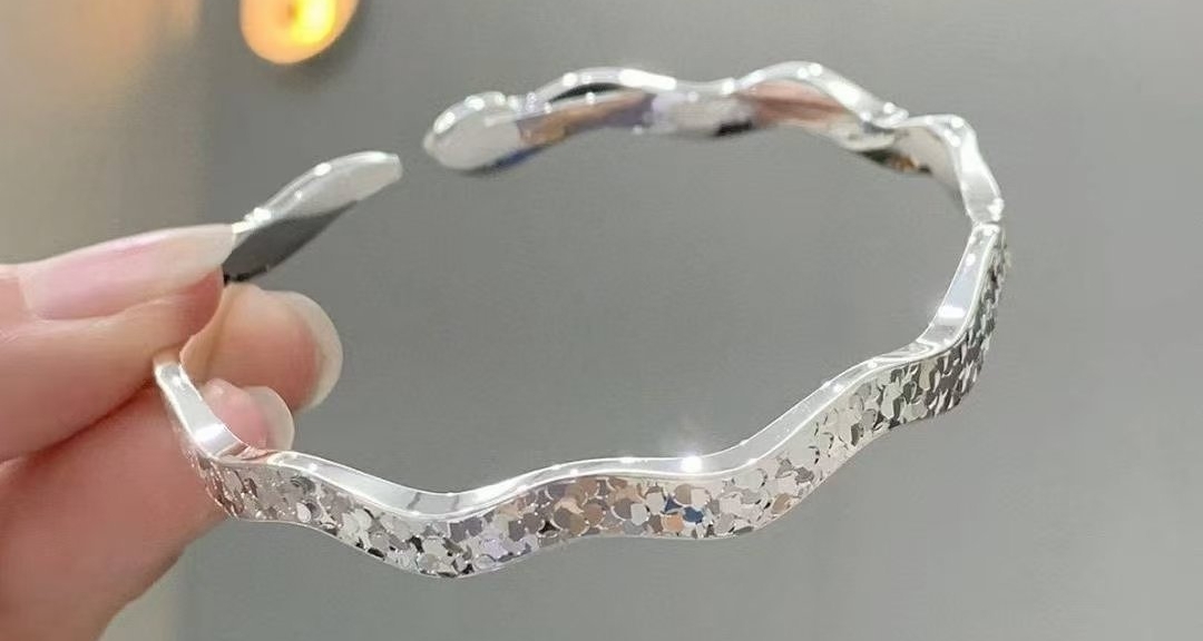 來銀飾店上班快一個月跟大家討論一下如何辨別，真假銀飾品