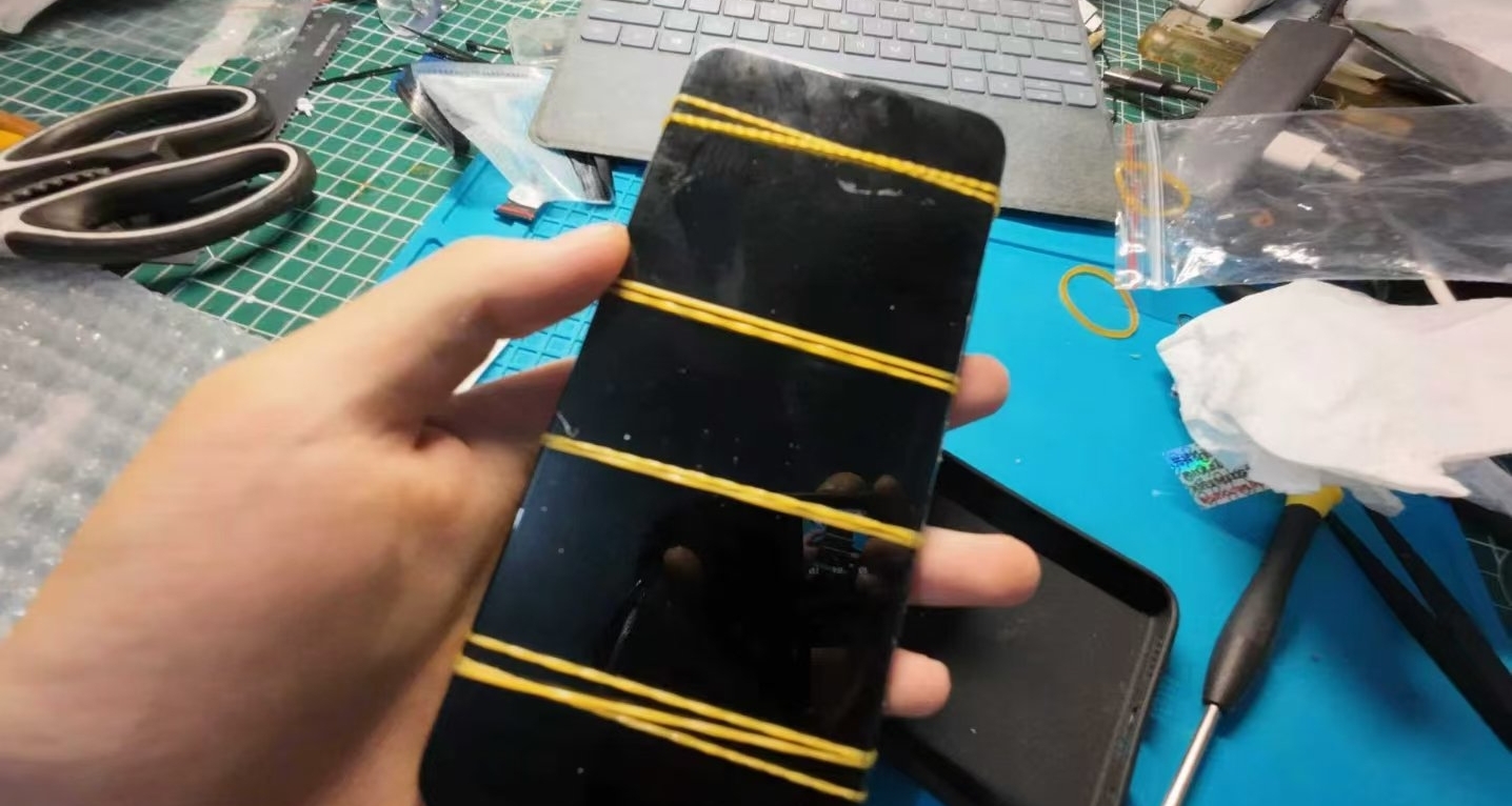 第一次嘗試自己換手機屏，非常成功，我爸一來又把手機屏幕弄碎了