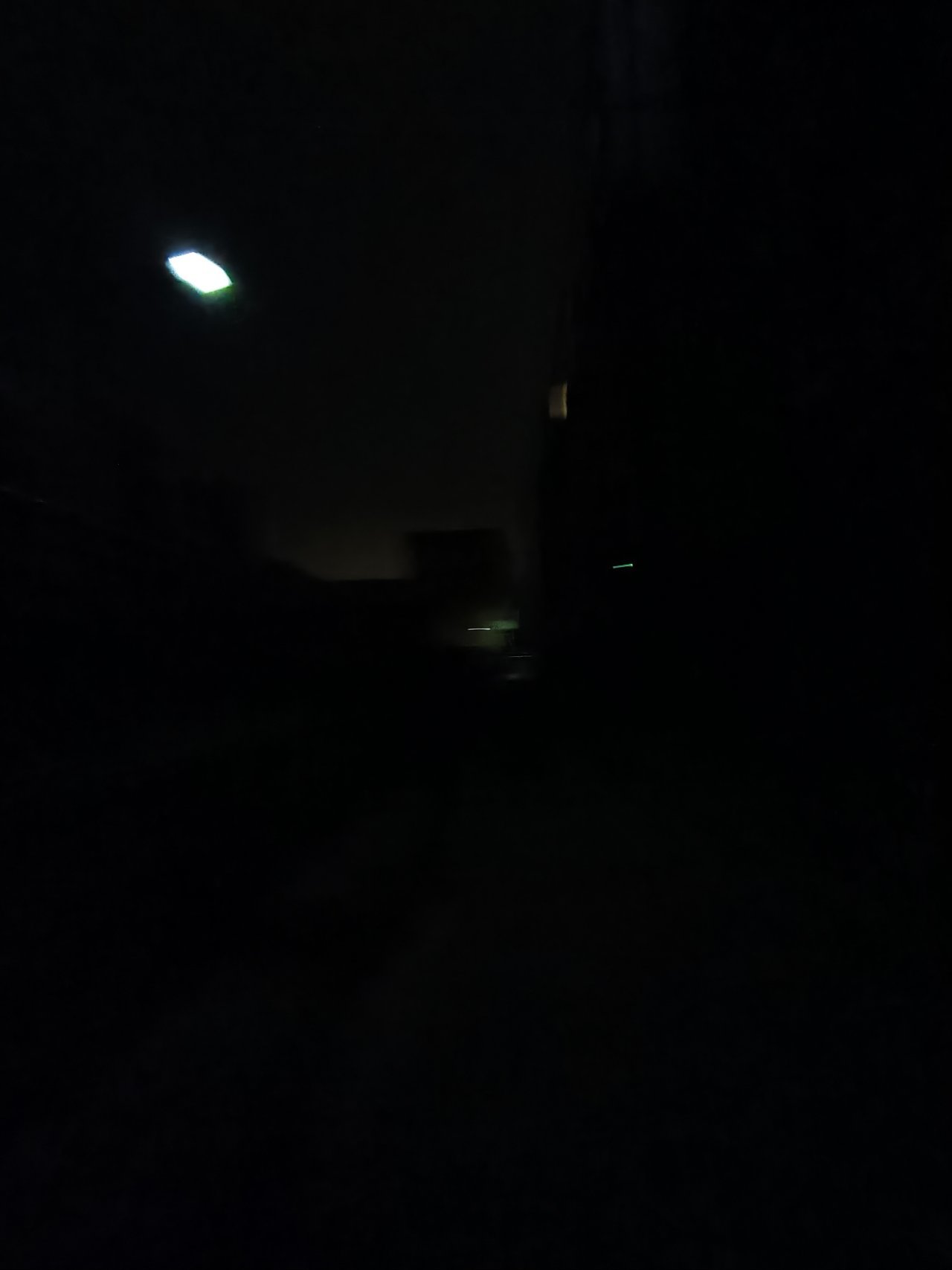 凌晨一点，我和妹出门寻找水源