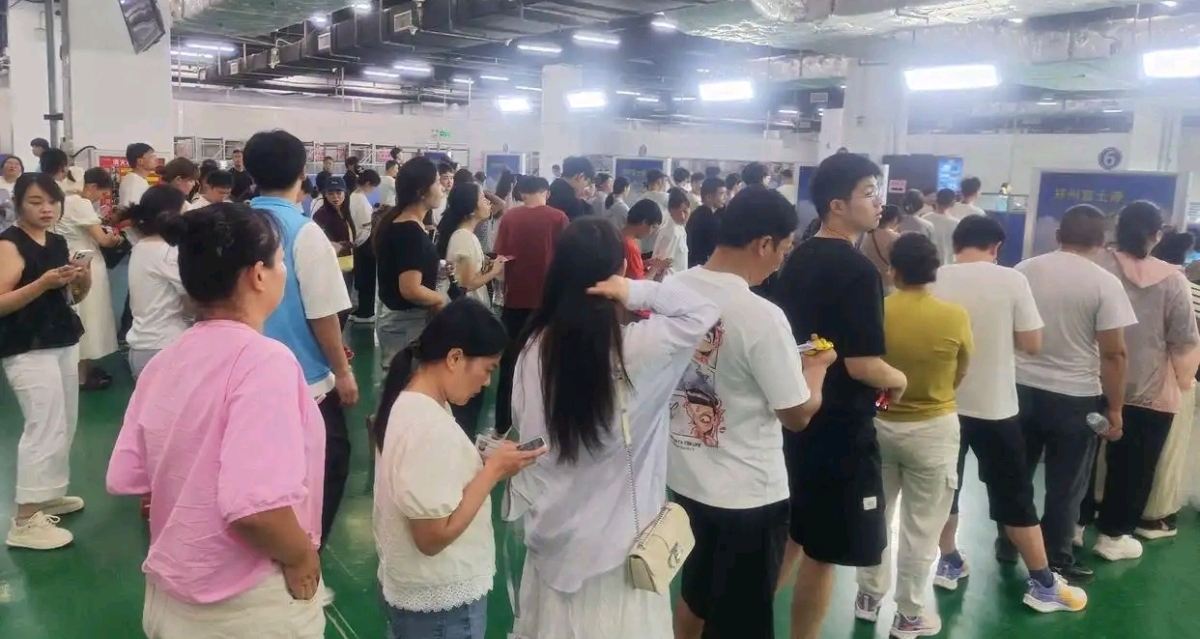 富士康門口求職者排隊百米，三個月能掙2萬元!