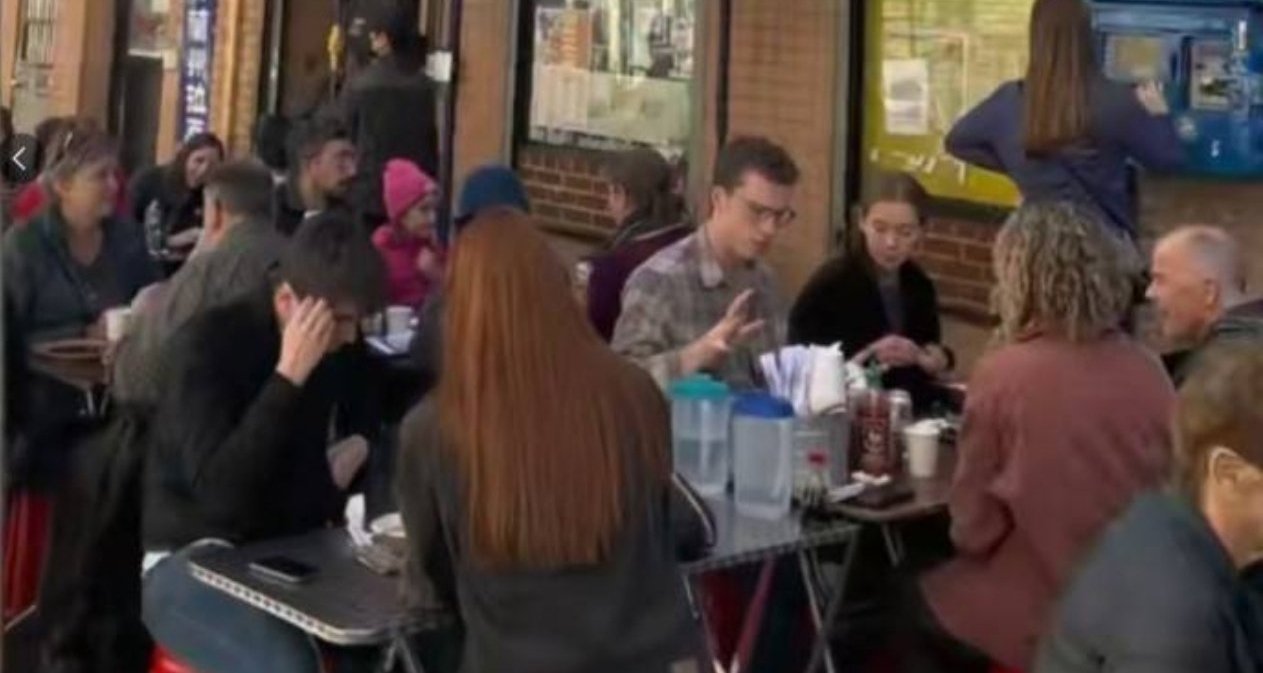 紐約唐人街蘭州拉麪爆火！老外坐塑料凳排隊1小時！