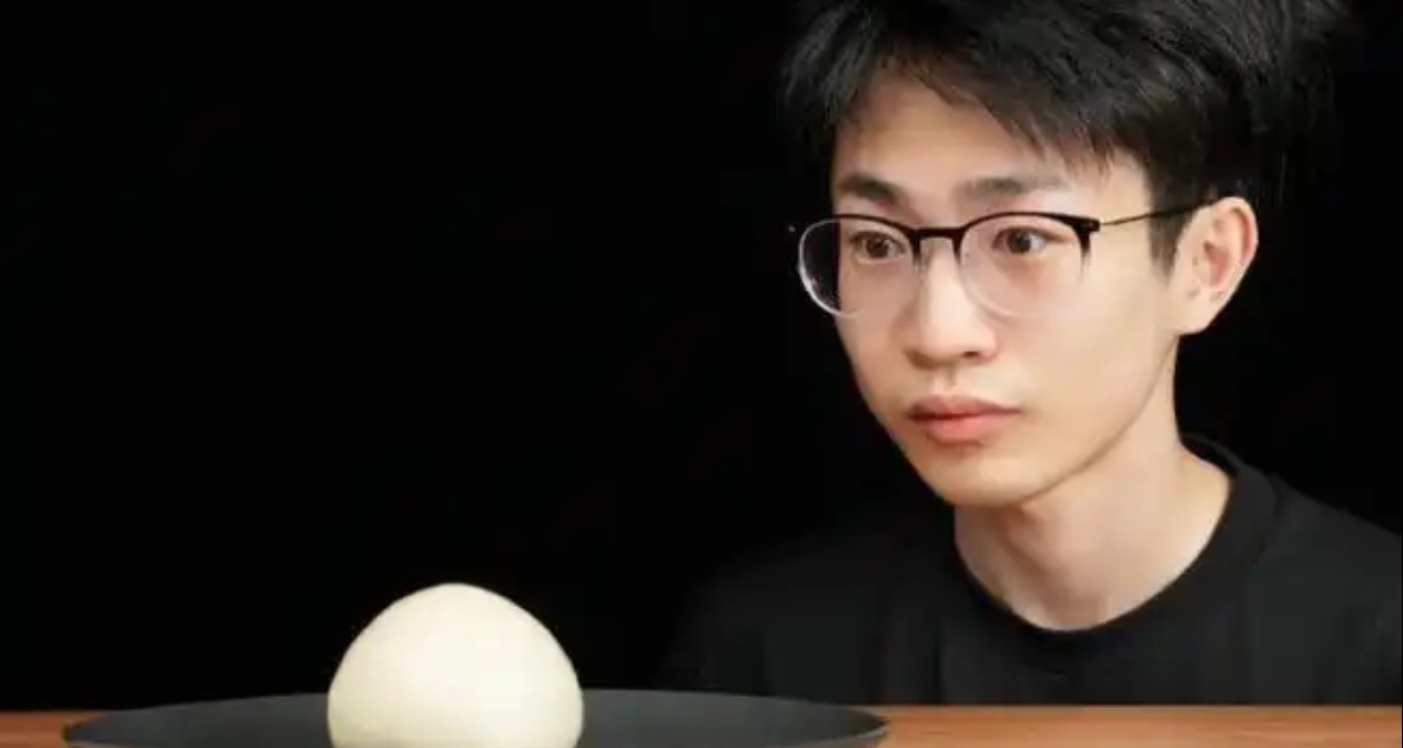 何同學海外年收入超千萬？工作室緊急闢謠！漲粉百萬的商業困局