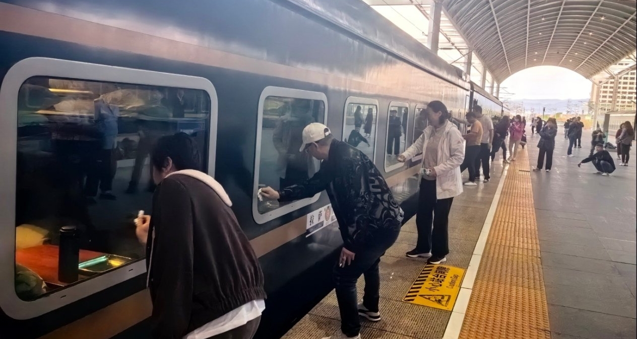 西宁站旅客竟然自觉集体下车擦车窗？！背后原因令人暖心！