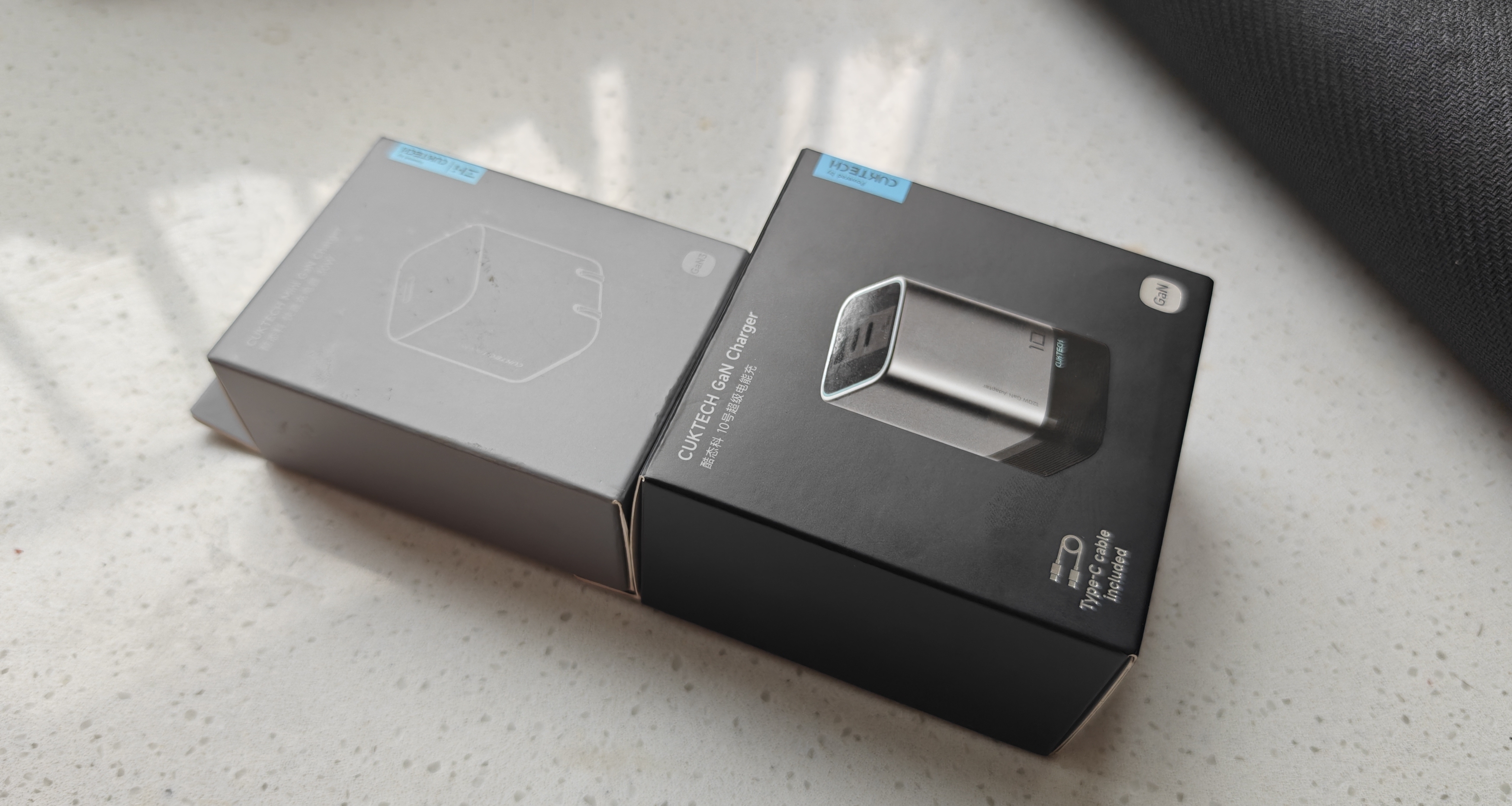同樣的尺寸，一萬毫安手機電池來了。那麼同樣尺寸，充電器呢？