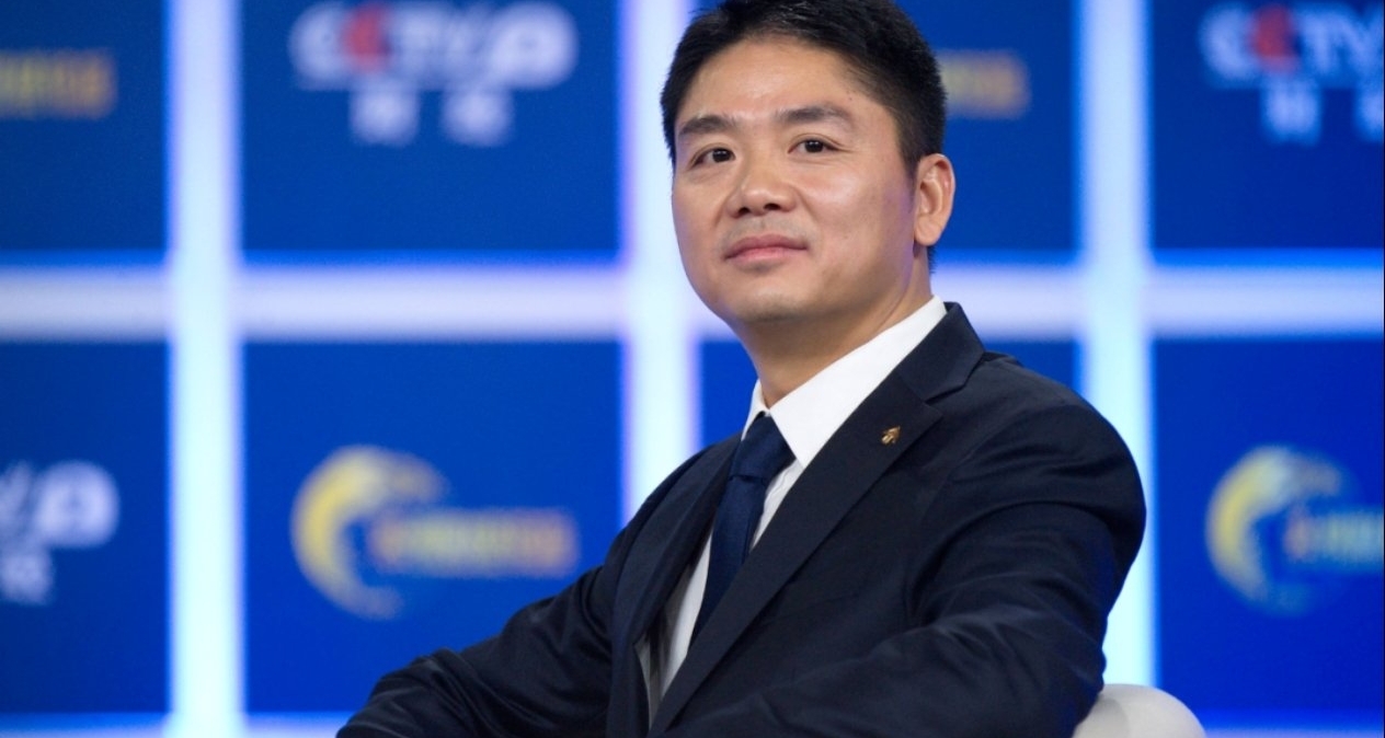 刘强东近日凌晨现身宿迁夜市 与老乡把酒言欢显亲民