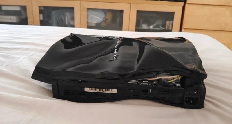 國外玩用家用吹風機把PS3“吹到變形”成功救回主機