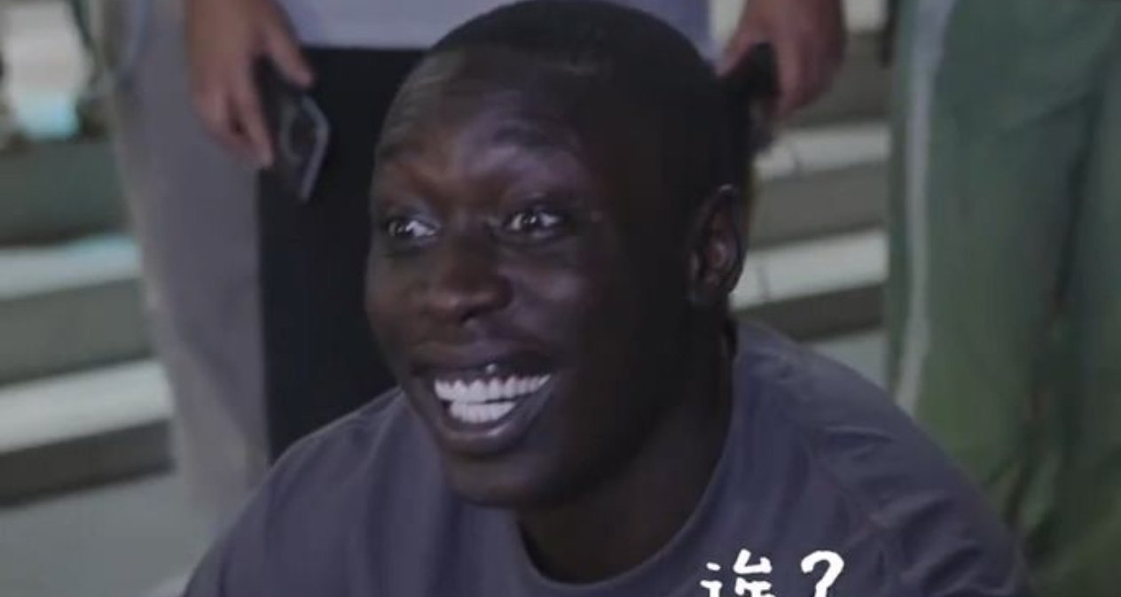 無語哥中國行表情包大豐收，攤手聳肩穿越南北