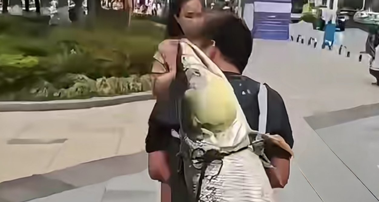 重慶男子釣獲79斤鱤魚，鬧市背魚展示成“顯眼包”
