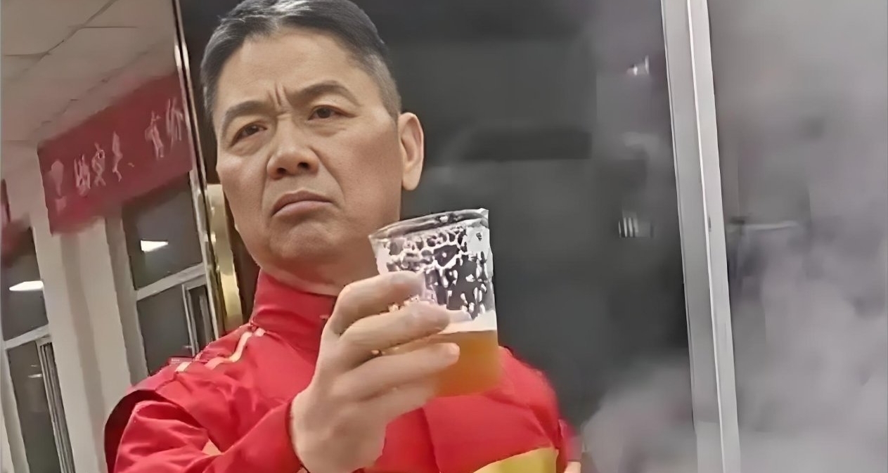 刘强东直播现场烹制宿迁名菜“黄狗猪头肉”，京东品酒会重启！