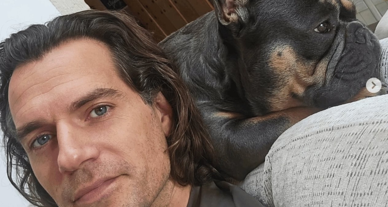 亨利卡维尔受伤后脚缠绷带首次露面！看书逗狗研读《战锤》！