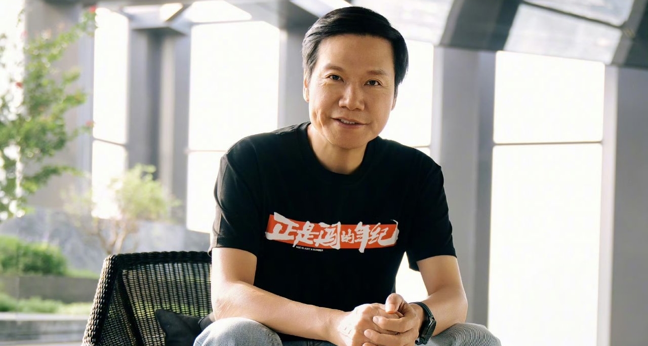 雷軍曬彩排照T恤引熱議，表示：55歲正是闖的年紀！