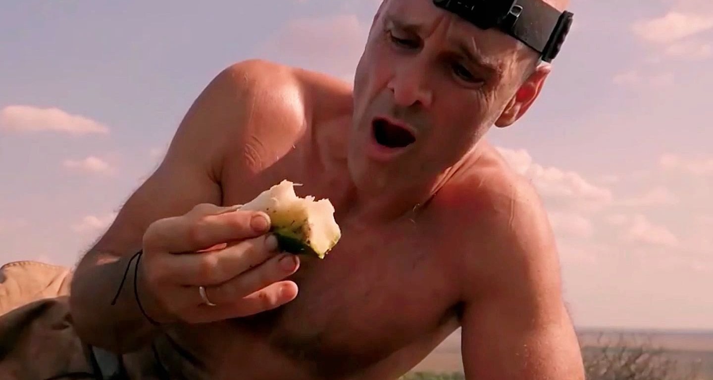 跟着德爷混，开局饿三天，三天饿九顿！