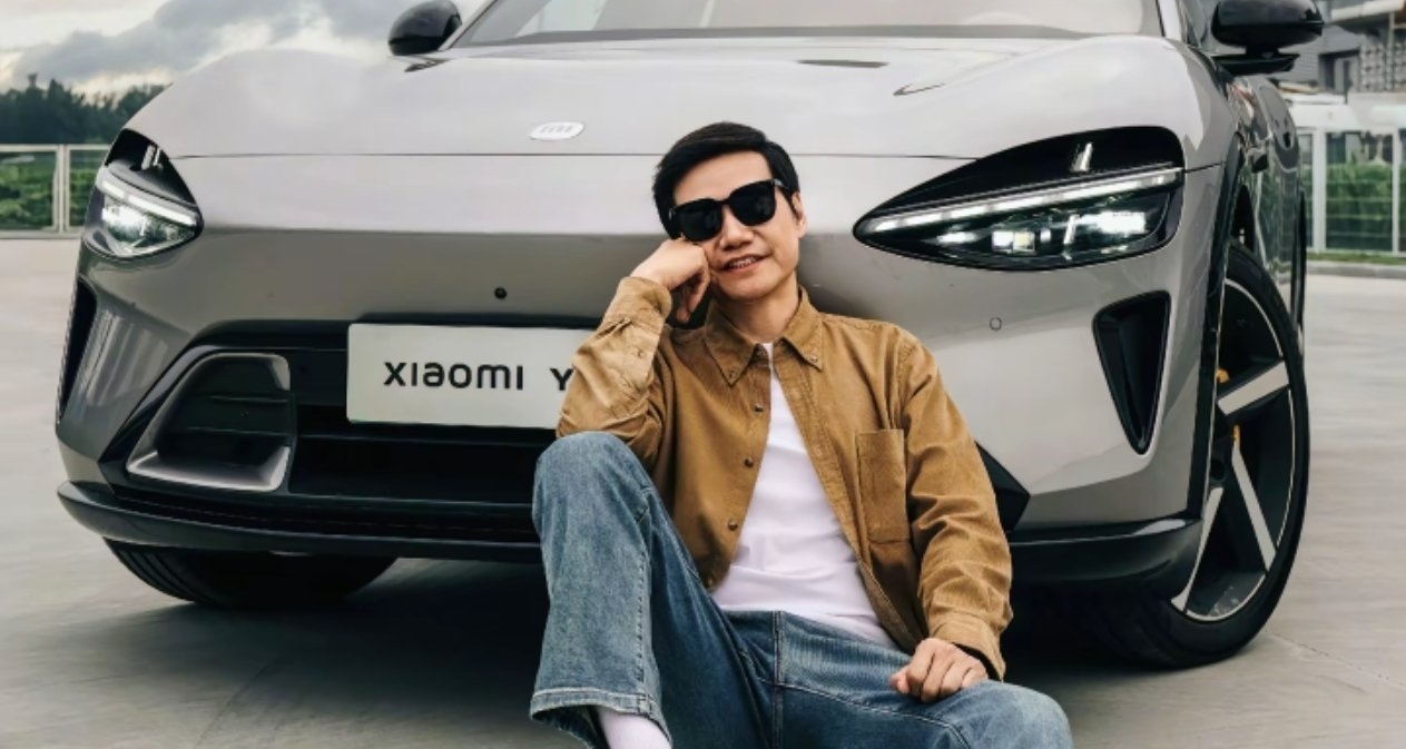 雷军小米YU7同框照引爆网络！国庆假期去工厂“催生产”！