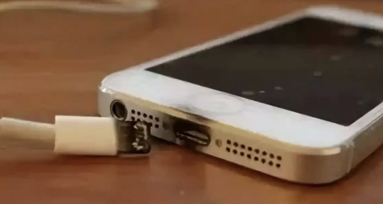 手機充電器長期不拔存隱患，安全提醒：可能引發火災