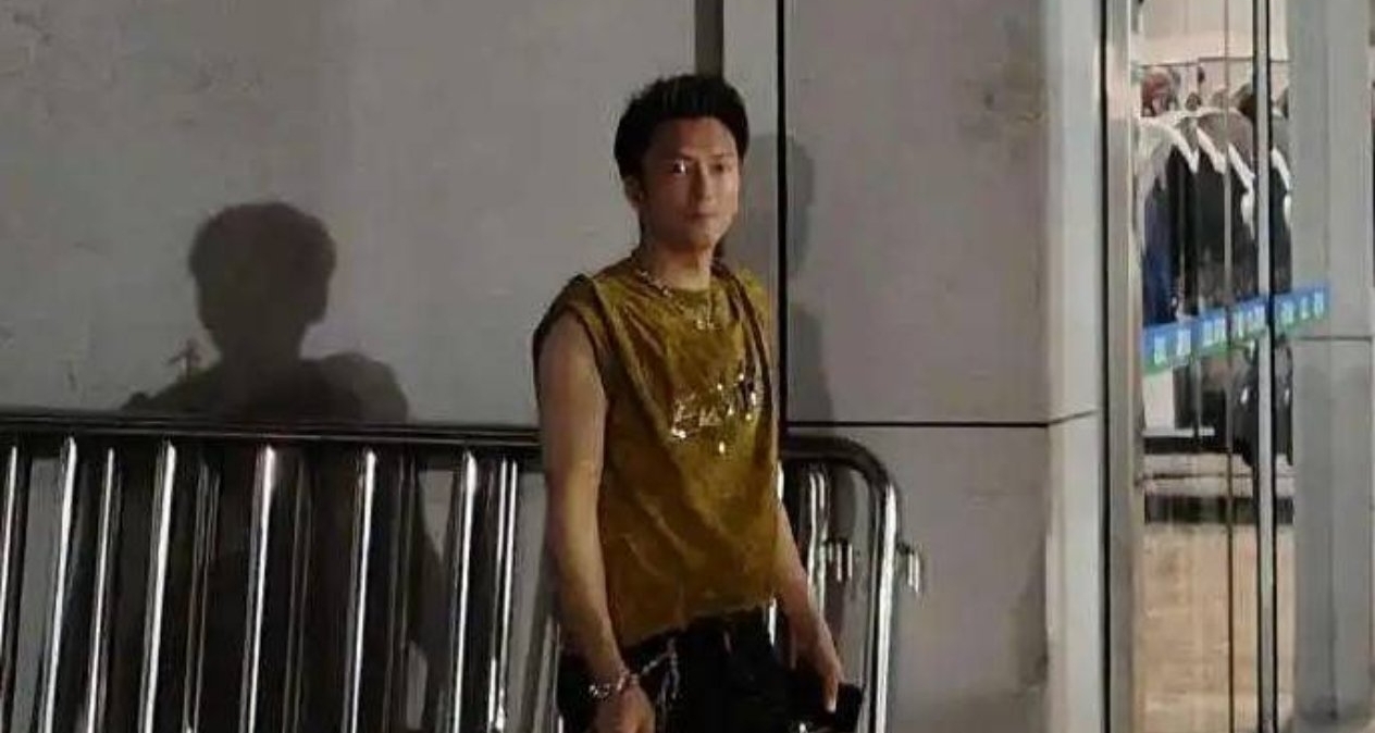 谢霆锋模仿者晒旧照回应走红，13年前因“送快递”照片改变人生