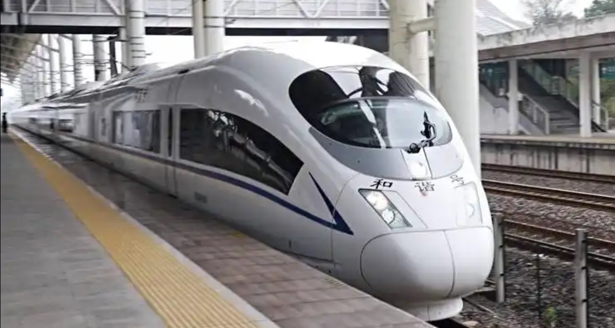 無座乘客自帶椅子坐高鐵，12306：可攜帶符合條件座椅