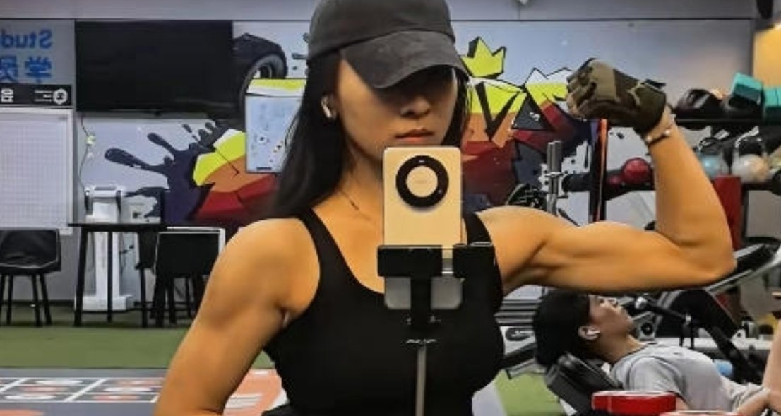 研二女生车祸致高位截瘫，轮椅上的“麒麟臂”能高位下拉80公斤！