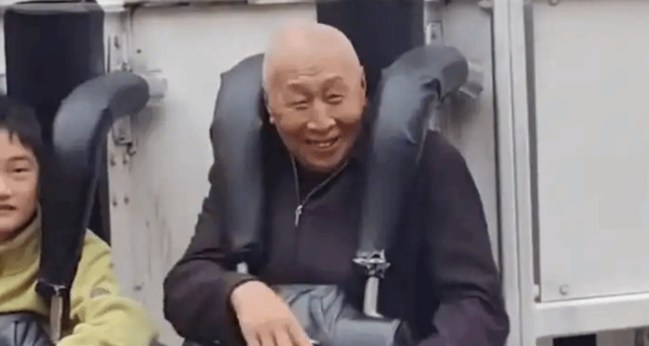 70岁大爷玩跳楼机淡定如坐摇摇椅，称不抽烟不喝酒就爱这个