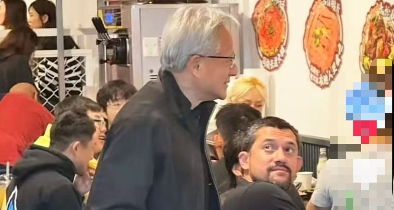 英偉達CEO黃仁勳打卡硅谷中餐館！與食客親切合影