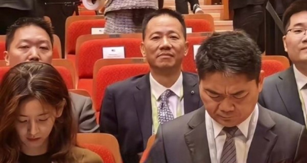 劉強東吐槽合影攝影師：把我拍得在老婆面前沒自信了