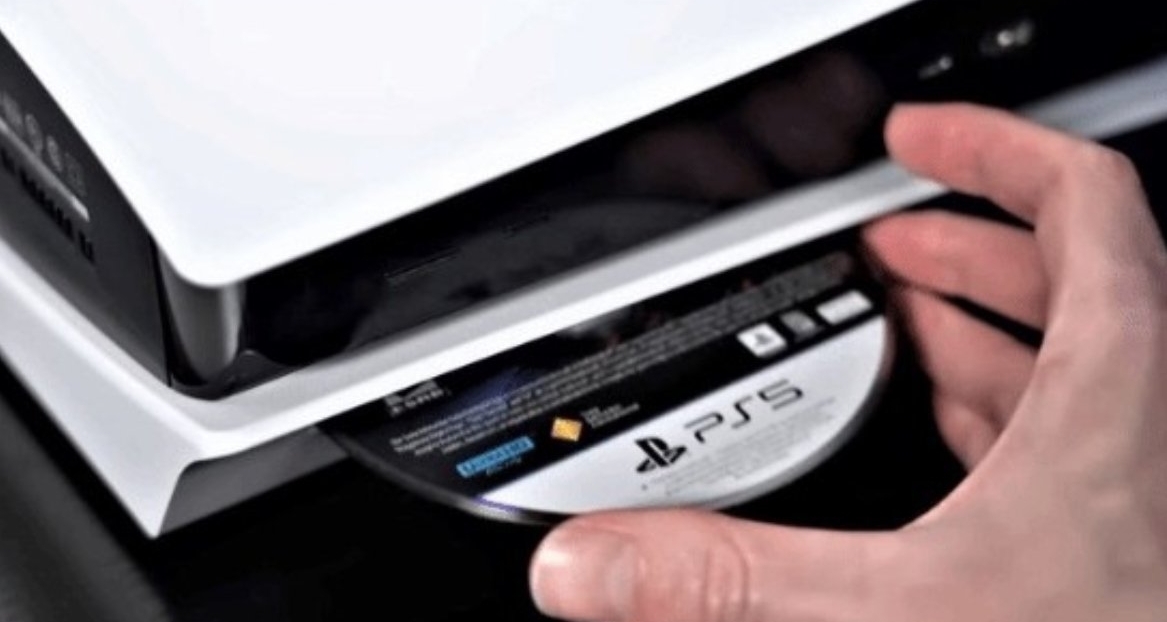 “你還在這樣做嗎”引玩家討論，PS官方下場參與實體版之爭