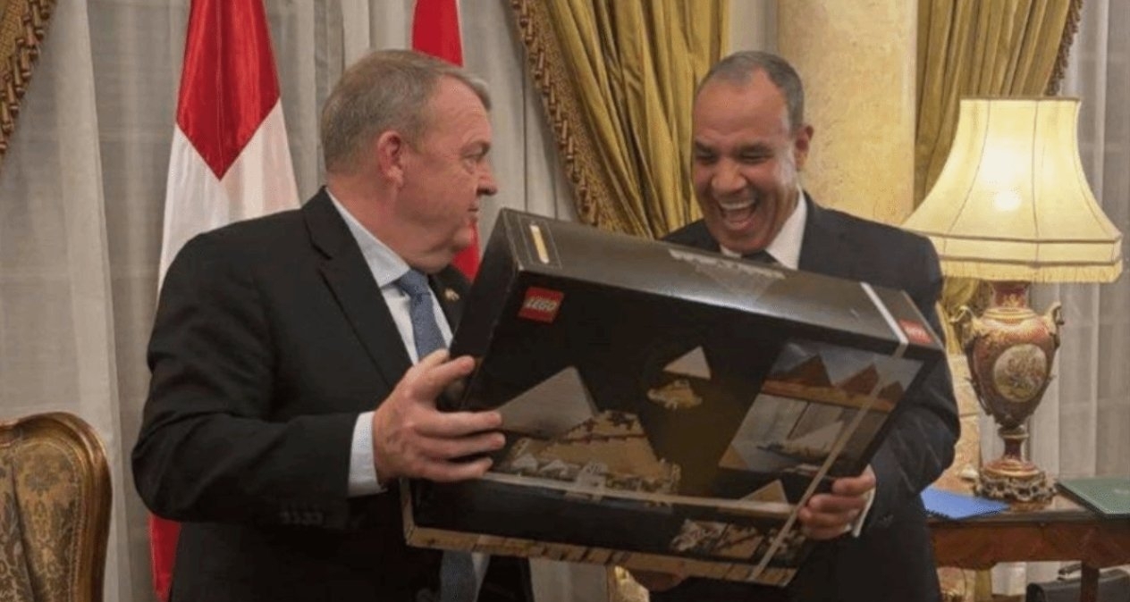 埃及外长收到丹麦外长赠送的乐高金字塔，嘴角压都压不住了！