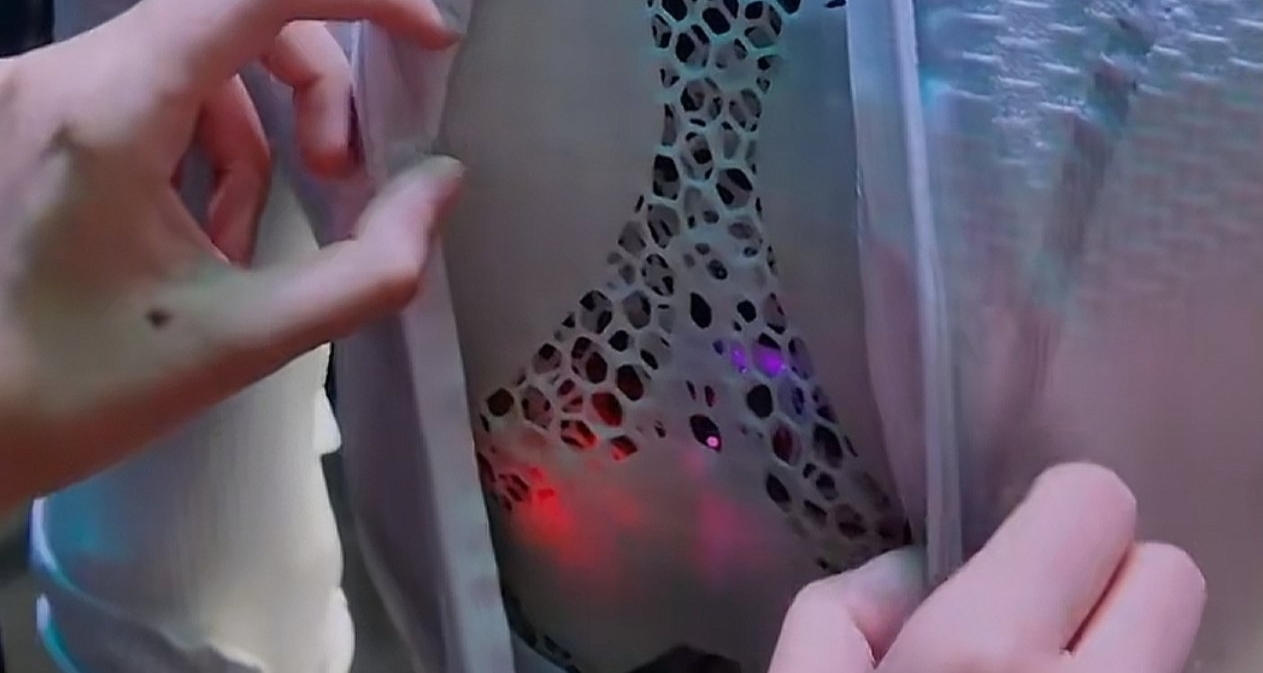 何小鵬爲證機器人“真身”當場“脫衣”，小鵬股票應聲暴漲！