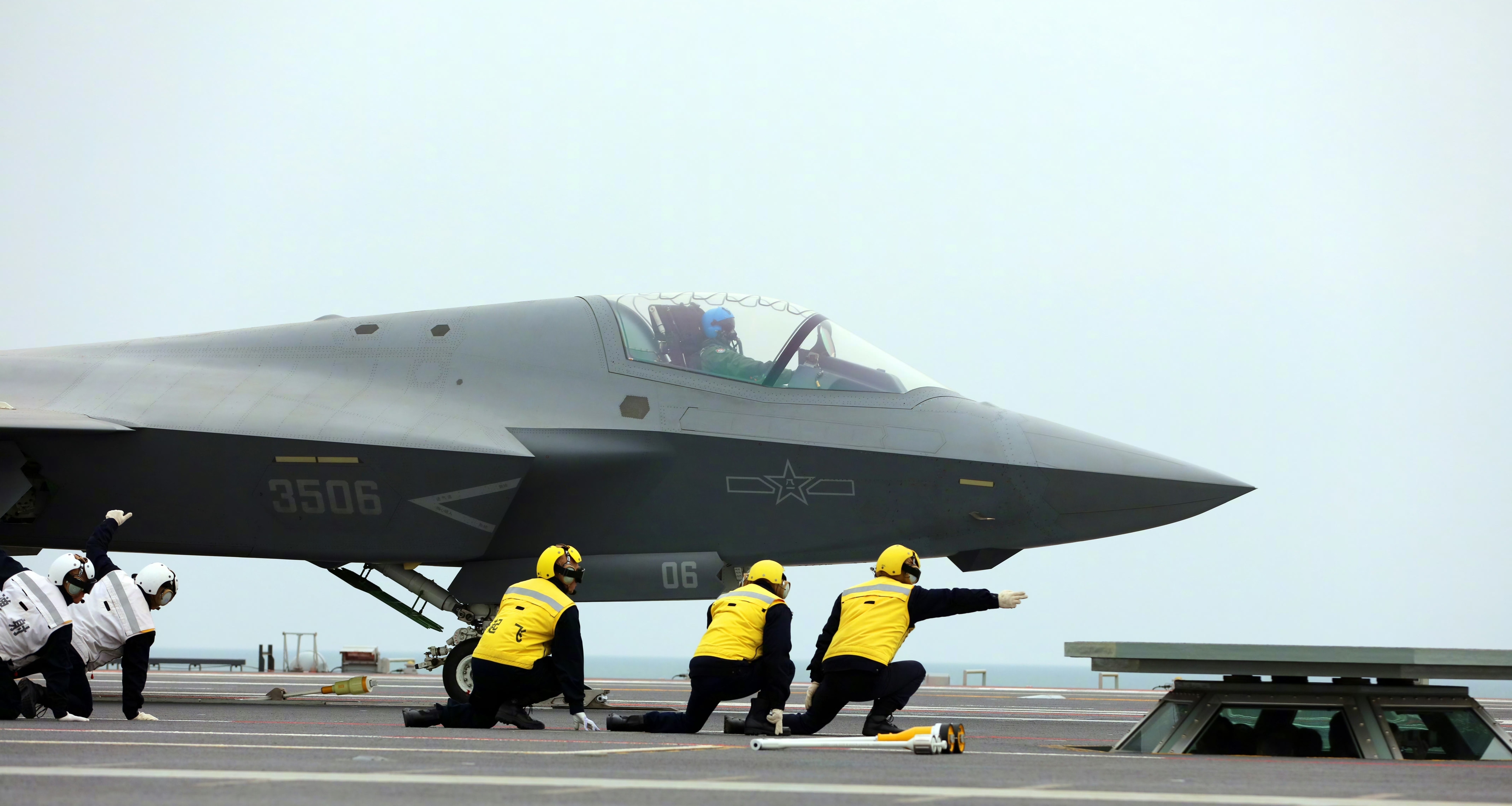 我國第一艘電磁彈射型航空母艦福建艦入列