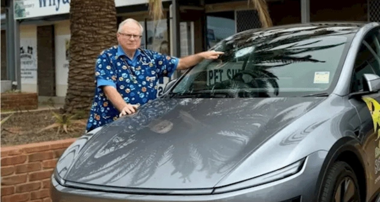 行駛中的特斯拉遭遇隕石撞擊擋風玻璃熔化，自動駕駛無恙