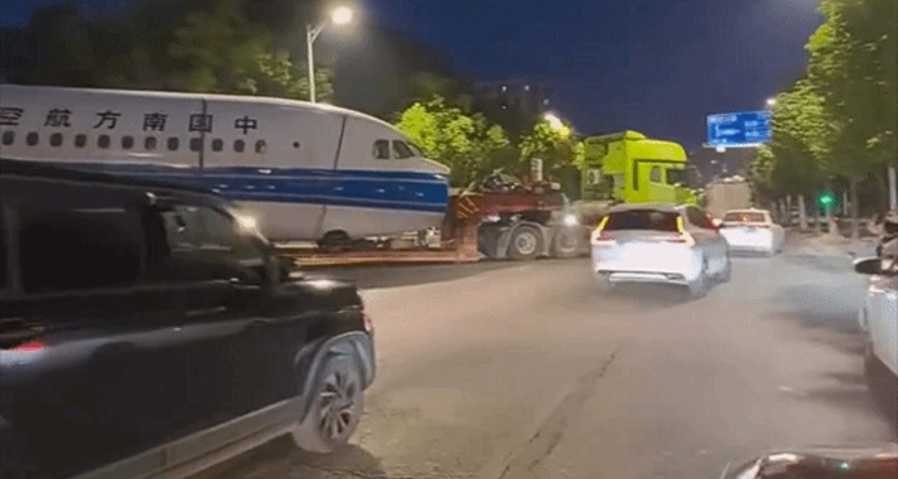 武汉街头惊现“南航飞机”停在道路旁，官方这样回应！