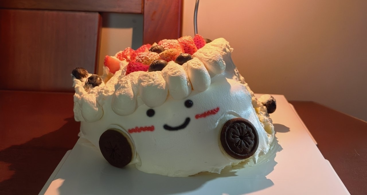 今晚想喫個小蛋糕，商家打電話過來說騎手把蛋糕摔了個稀碎