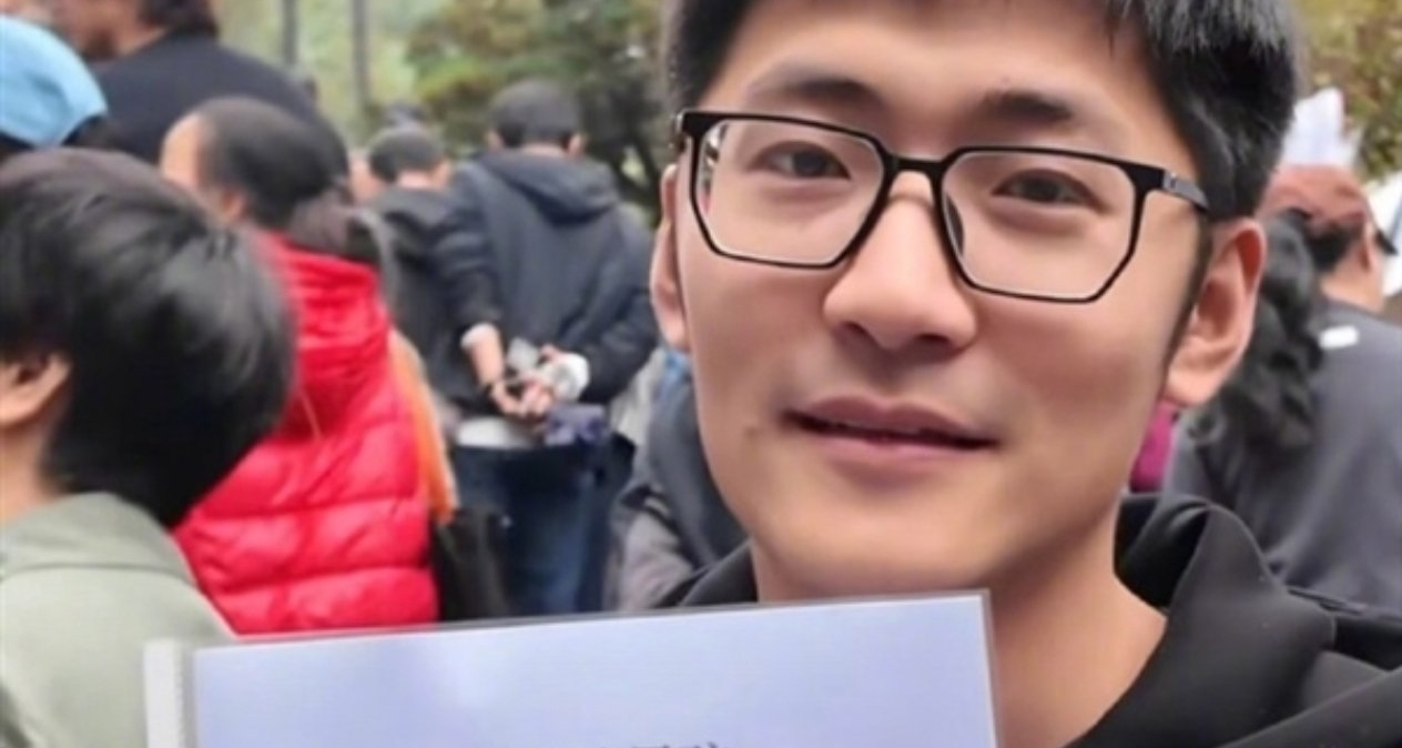 影視颶風Tim舉着簡歷現身相親角，被大媽吐槽學歷低還離異