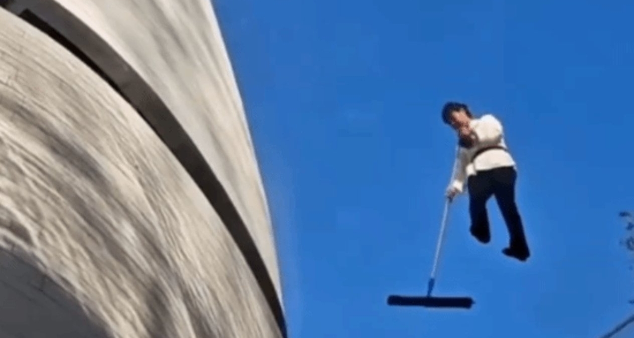 深圳灣文化廣場現“懸浮”保潔阿姨，網友驚呼彷彿在打掃天空！