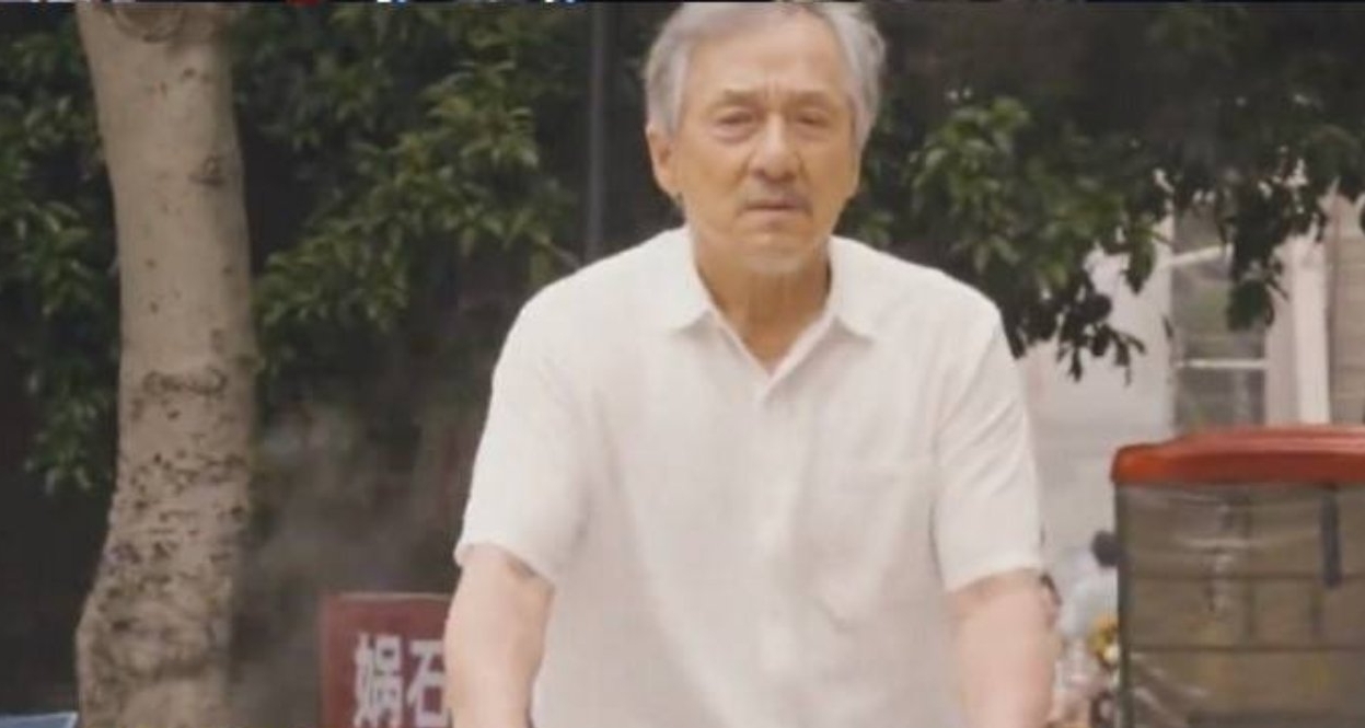 71岁成龙满头白发骑自行车颠覆形象，网友直呼认不出